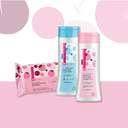Drei Hautpflegeprodukte mit rosa und blauer Verpackung – Reinigungstücher und Lotion auf rosa Hintergrund.
